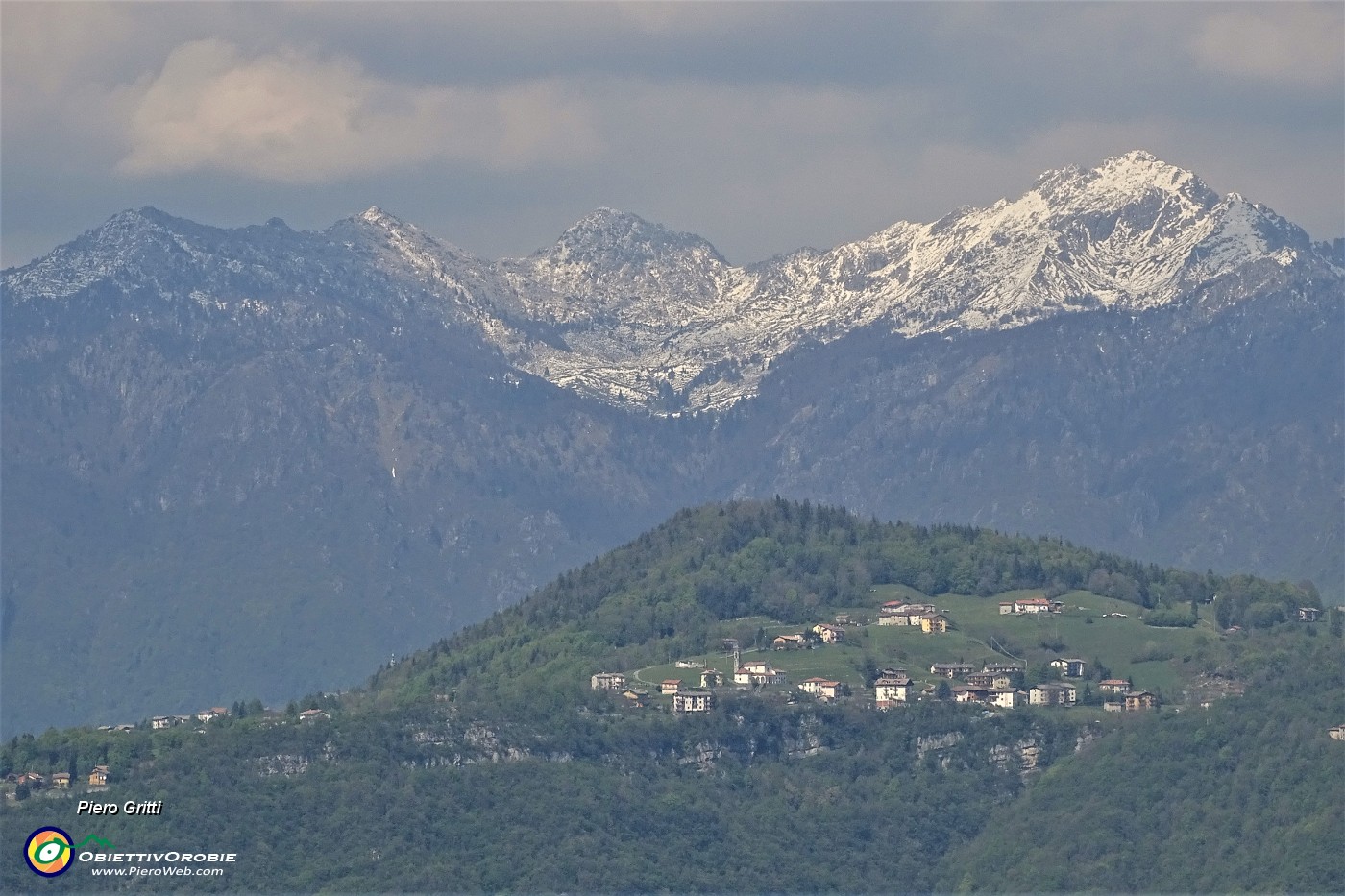 85 Dal Canto Basso zoom su Miraglo con , sullo sfondo, l'Alben.JPG